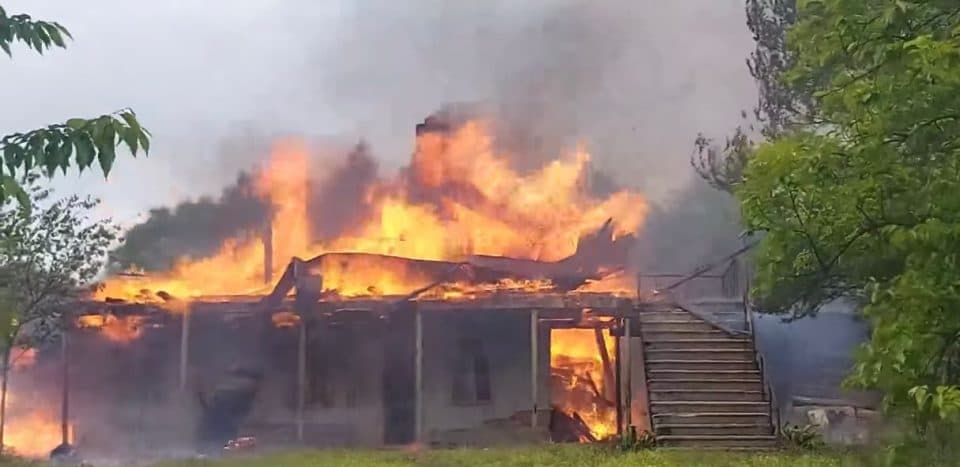 ობუჯში სოციალურად დაუცველებს სახლი დაეწვათ