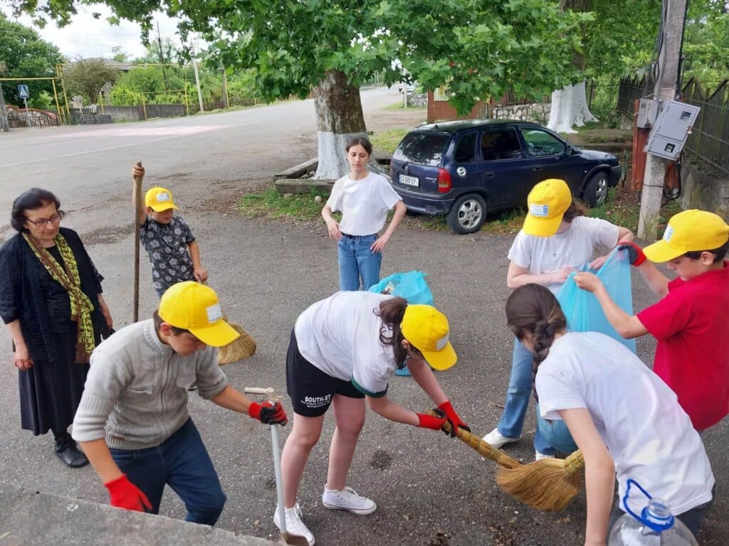 ხეთის საჯაროს სკოლის მე-8 კლასის მოსწავლეებმა გარემოს დაცვის დღე აქტივობებით აღნიშნეს - image 3