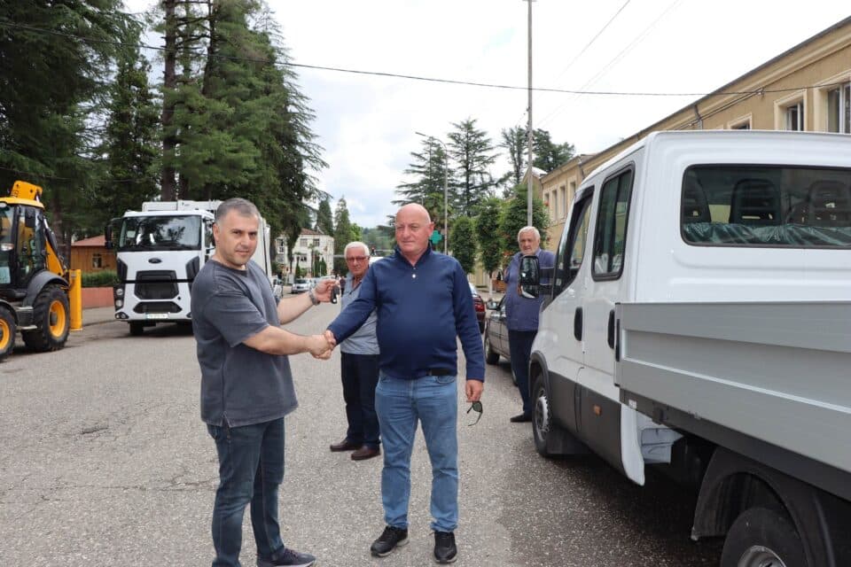 ინფრასტრუქტურის სამინისტრომ წალენჯიხას დასუფთავების მანქანა გადასცა