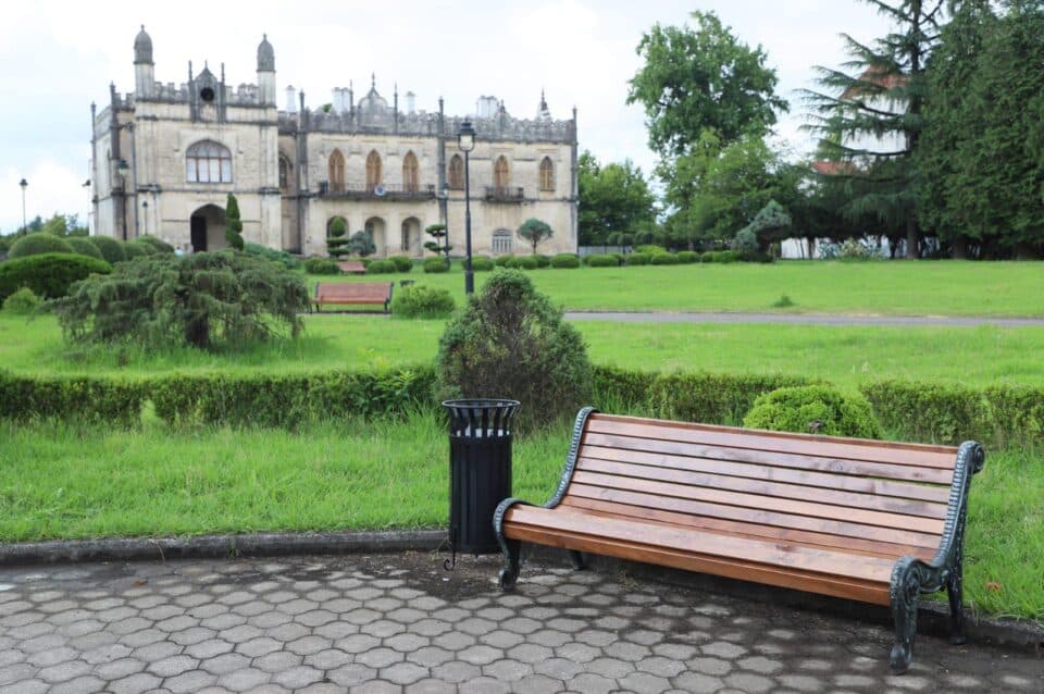 დადიანების სასახლეთა ეზოში ახალი სკამები დამონტაჟდა