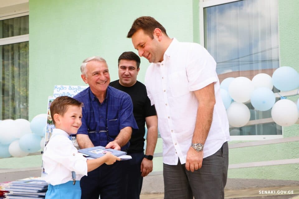 სენაკის მერმა, სასკოლო ასაკის 377 აღსაზრდელს, საჩუქრად, სასკოლო ნივთები გადასცა