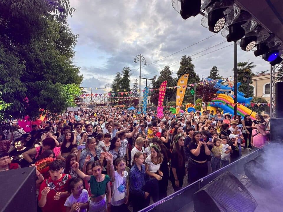 მთავრობის ადმინისტრაციის ორგანიზებით ჩხოროწყუში „მუსიკალური საღამო“ გაიმართა