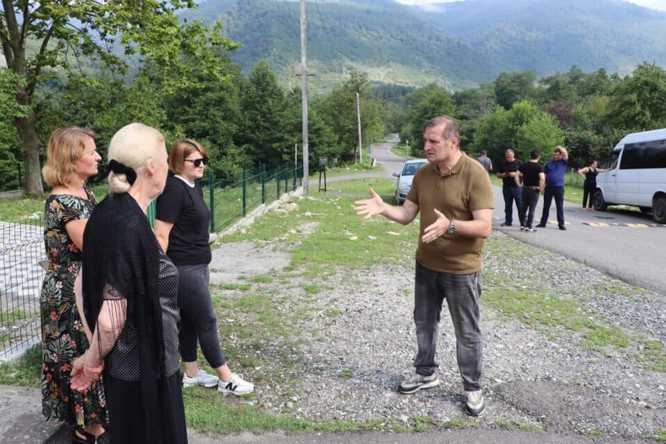 წალენჯიხის მერი სოფელ მუჯავაში ადგილობრივებს შეხვდა