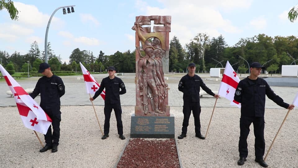 გუბერნატორმა და მერმა გმირის შვილთან ერთად აგვისტოს ომში დაღუპულთა მემორიალი გვირგვინით შეამკეს