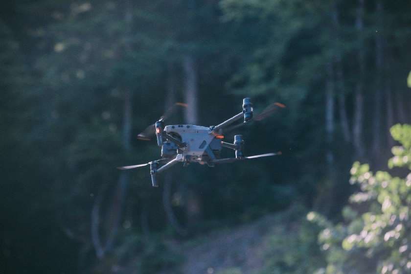 საგანგებო სიტუაციების მართვის სამსახური მოუწოდებს მოქალაქეებს, რომლებსაც სურთ სტიქიის ზონაში დრონების გამოყენება, თვითნებურად არ მიიღონ გადაწყვეტილება, რადგან ეს საფრთხის შემცველია იქ მომუშავე ვერტმფრენებისთვის