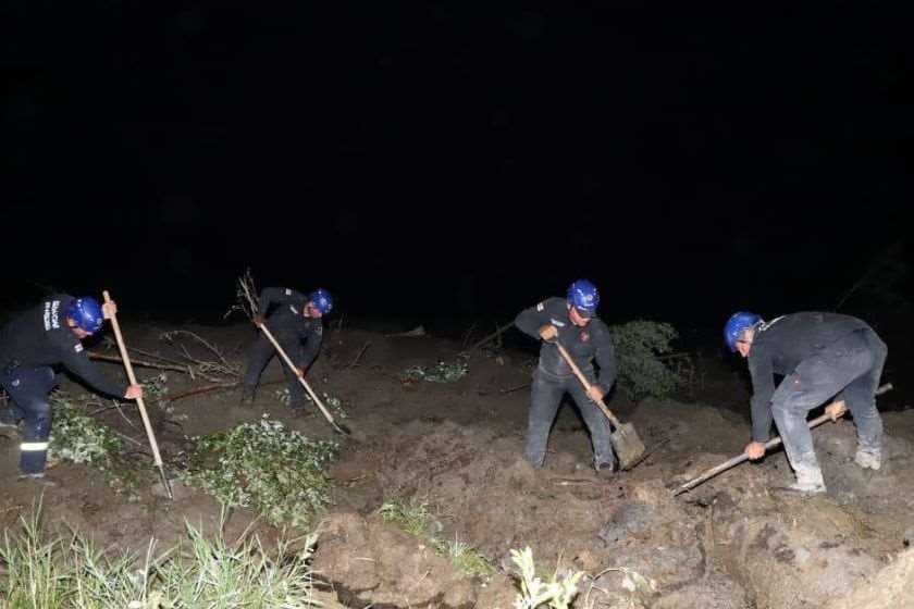 სტიქიის ზონაში სამაშველო ღონისძიება მთელი ღამის განმავლობაში სპეციალური განათებების საშუალებით მიმდინარეობდა