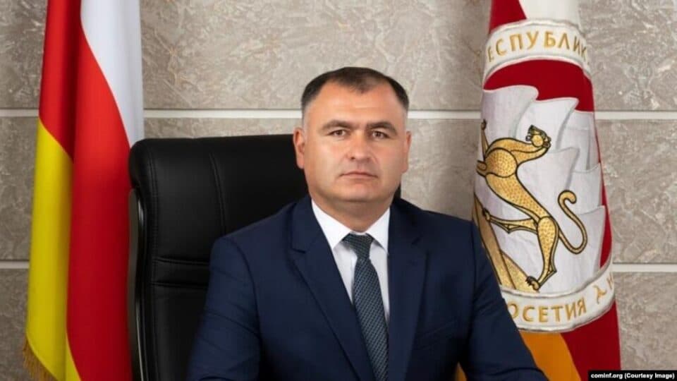 სამხრეთ ოსეთის ე.წ. პრეზიდენტი სოხუმის დაცემის წლისთავთან დაკავშირებით აფხაზეთში ჩავა