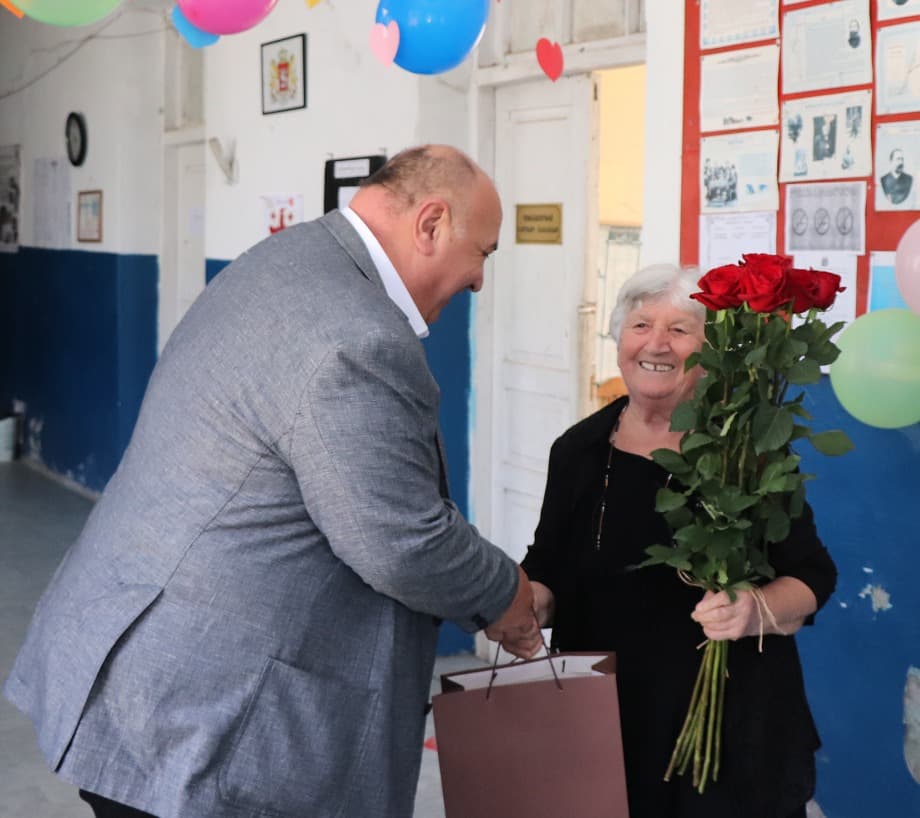 ხობის მერმა საგვიჩიოს სკოლის დირექტორს დამსახურებული მასწავლებლის წოდების მინიჭება მიულოცა