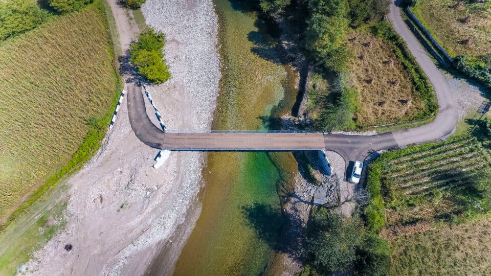 წალენჯიხაში მაზანდარას უბანში სტიქიის შედეგად დაზიანებული ხიდის ადგილას ახლი ხიდი მოეწყო
