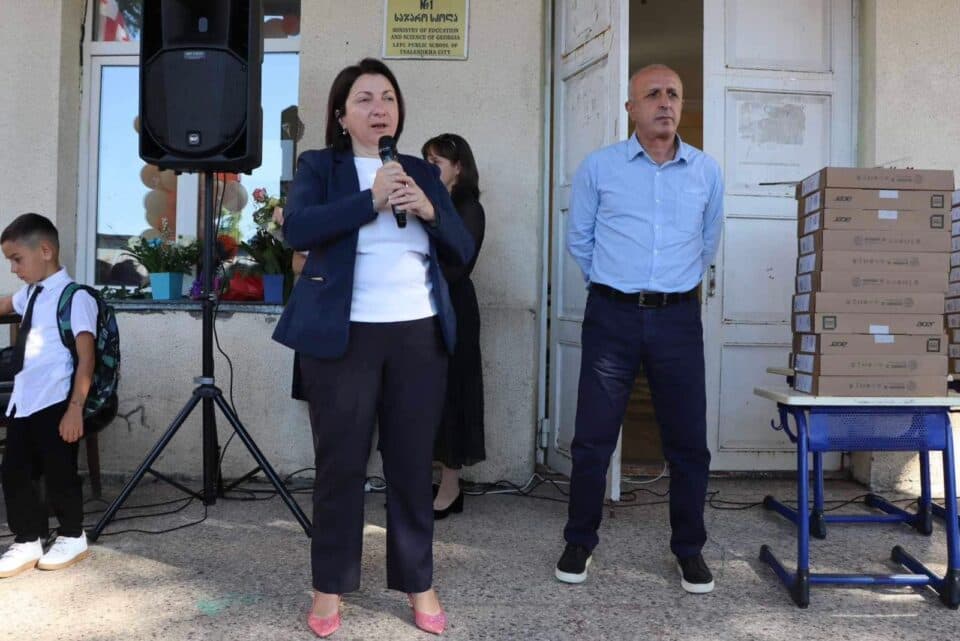 წალენჯიხის მერის მოადგილემ სასწავლო წლის დაწყება მოსწავლეებს მიულოცა