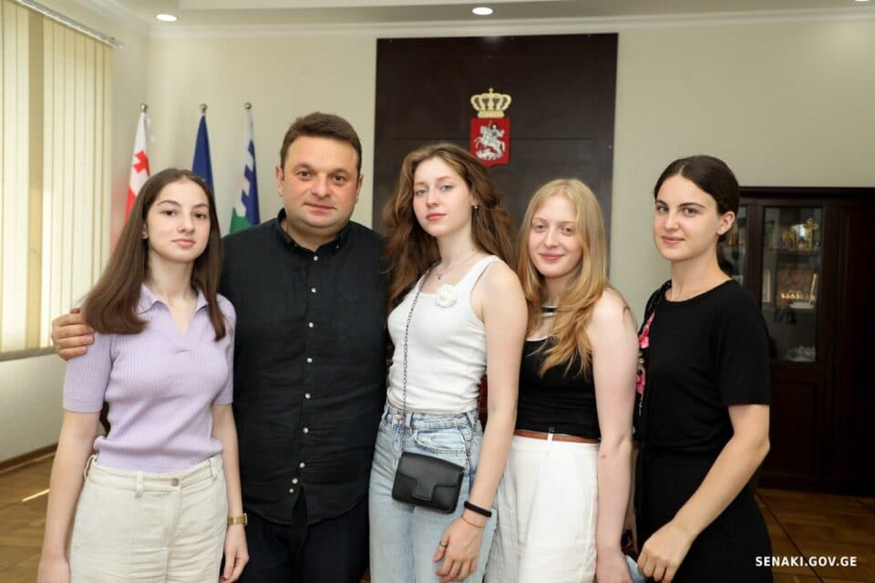სენაკის მერიამ წარმატებულ მოსწავლეებს ფულადი ჯილდო გადასცა