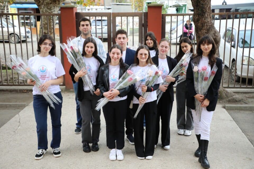 ფოთის ახალგაზრდული საბჭოს წევრებმა მასწავლებლებს პროფესიული დღე სამუშაო გარემოში მიულოცეს