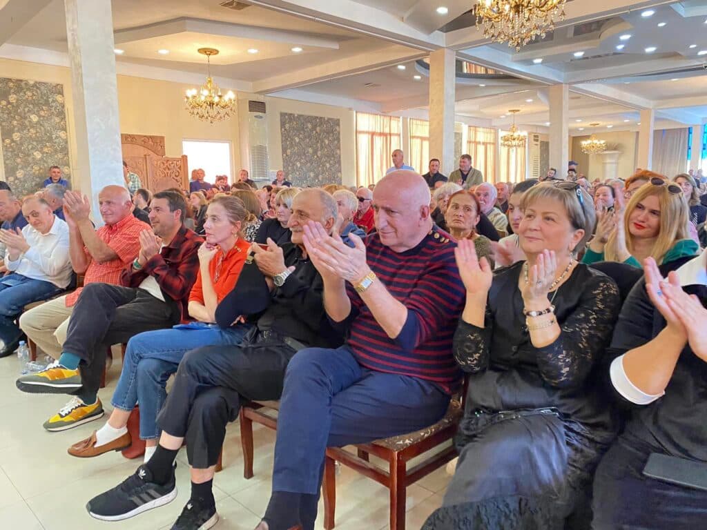 ვინ წავიდა და ვინ მიდის სამეგრელოში „ენმ“-დან ▶ რა გამოჩნდა ნიკა მელიას შეკრებაზე ზუგდიდში - image 5