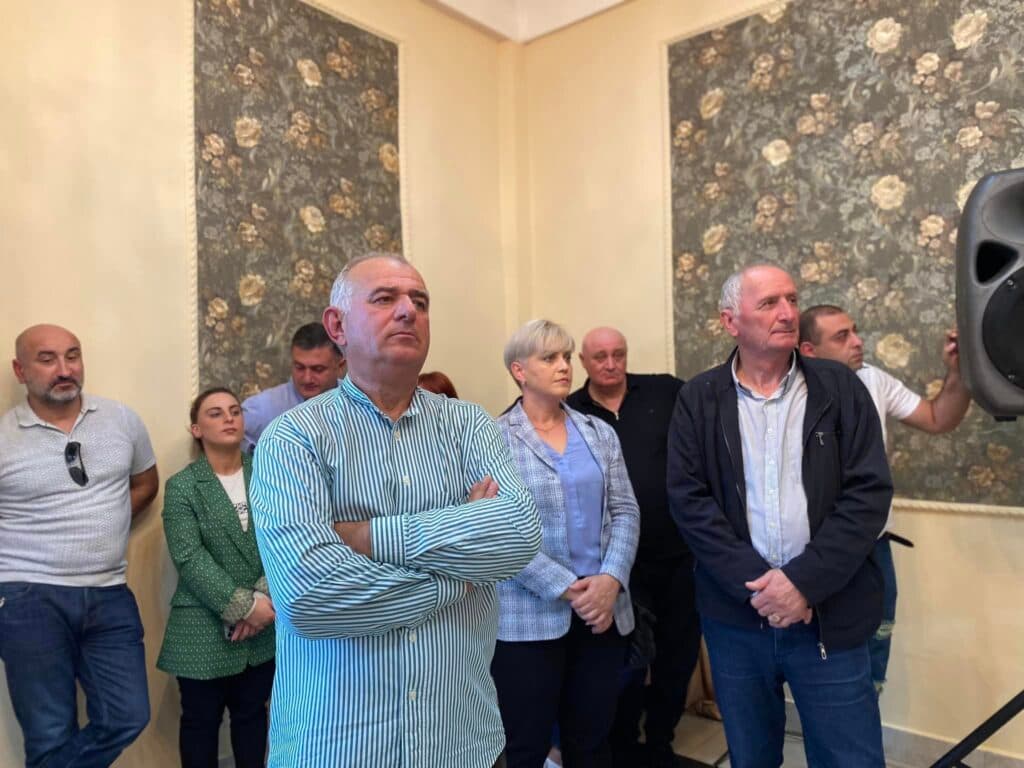 ვინ წავიდა და ვინ მიდის სამეგრელოში „ენმ“-დან ▶ რა გამოჩნდა ნიკა მელიას შეკრებაზე ზუგდიდში - image 6