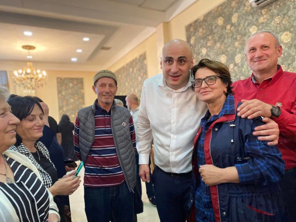 ვინ წავიდა და ვინ მიდის სამეგრელოში „ენმ“-დან ▶ რა გამოჩნდა ნიკა მელიას შეკრებაზე ზუგდიდში - image 7
