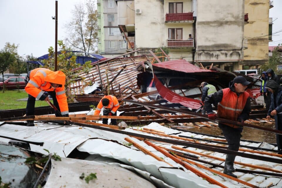 ფოთში ძლიერმა ქარმა პრობლემები შექმნა