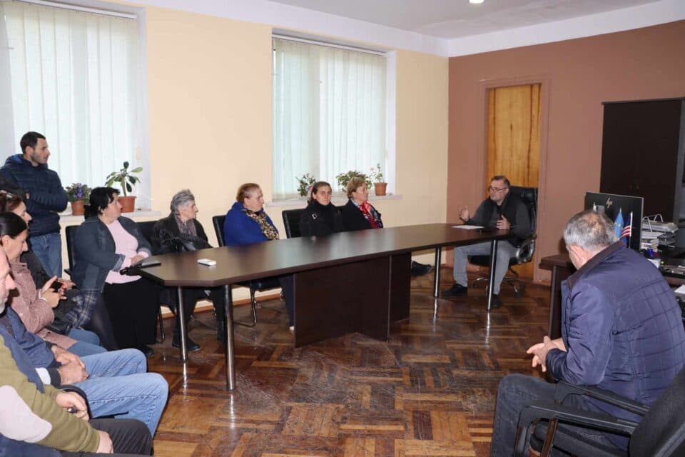 ობუჯის ადმინისტრაციული ერთეულის სოფელ ჯაღირის მოსახლეობა დღეს წალენჯიხის მუნიციპალიტეტის მერს გიორგი ხარჩილავას შეხვდა. ინფორმაციას წალენჯიხის მერია ავრცელებს.