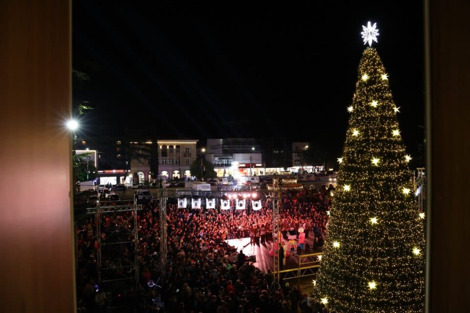 ზუგდიდის ნაძვის ხე აინთო