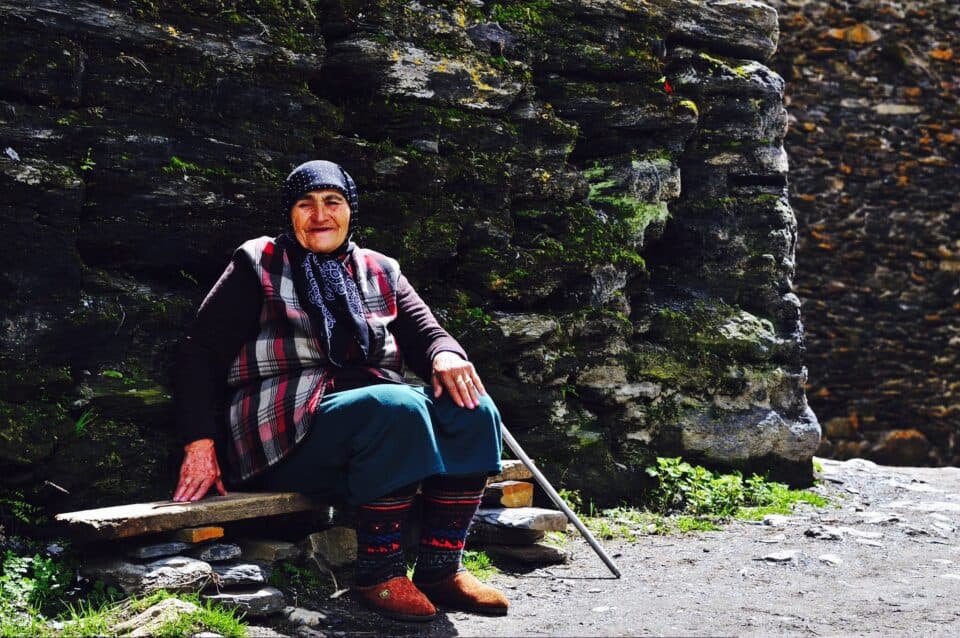 გარდაიცვალა უშგულელი ბებო, რომელიც მსოფლიო მედიის ობიექტივში არაერთხელ მოხვდა