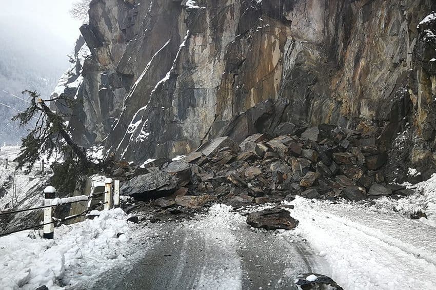 ხაიშთან კლდე ჩამოიშალა – მესტიის გზა ჩაკეტილია