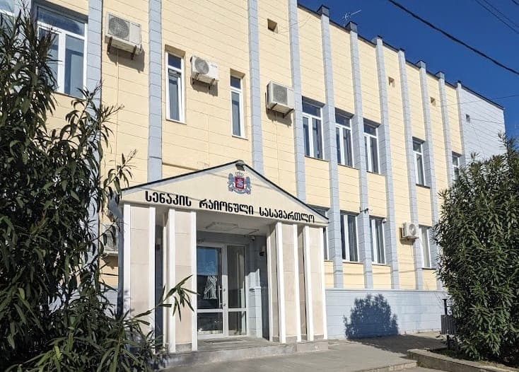 სენაკში ბანკის ყაჩაღობის ფაქტზე დაკავებული მამაკაცის სასამართლო დღეს გაიმართება