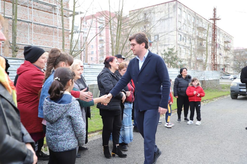 ფოთის მერი: „ჩვენ გუნდის მიზანია, ყველა ის სიკეთე, რასაც ვქმნით და მომავალში შევქმნით, ქალაქის მასშტაბით, თითოეულ უბანში, თითოეულ ადამიანამდე მივიდეს“ - image 3