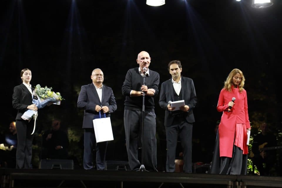 კოლხური საგანძურის აღმომჩენი იუბილარია – ზუგდიდის მერი რევაზ პაპუაშვილს ულოცავს