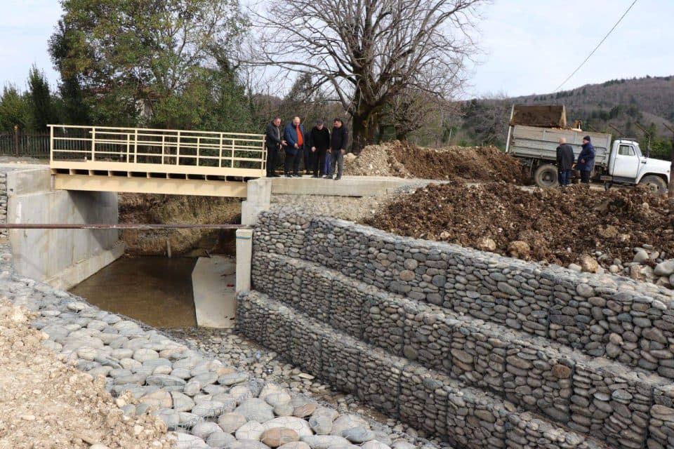 ხობის მერი დავით ბუკია სოფელ ხეთაში მიმდინარე სამშენებლო სამუშაოებს გაეცნო