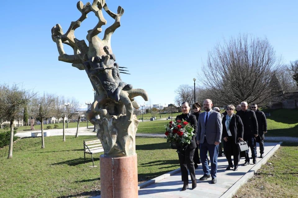 ოკუპაციის დღესთან დაკავშირებით, ზუგდიდში მემორიალი გვირგვინით შეამკეს