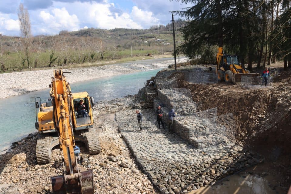 ჩხოროწყუში, გარახას უბანში, მდინარე ოჩხომურზე საავტომობილო ხიდის მშენებლობა  მიმდინარეობს