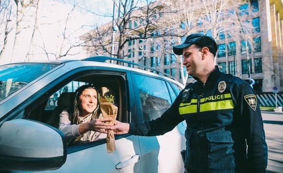 პატრულებმა ქალბატონებს 8 მარტი მიულოცეს