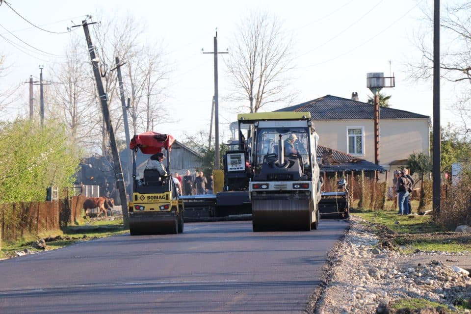 ხობის მერი დავით ბუკია ჭალადიდში გზის რეაბილიტაციის პროცესს გაეცნო