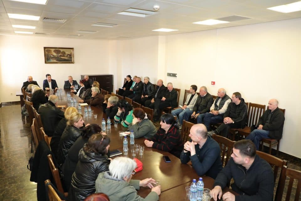 აფხაზეთის მთავრობის წარმომადგენლები ზუგდიდის დევნილთა განსახლების ადგილებში შექმნილ ბინათმესაკუთრეთა ამხანაგობებს შეხვდნენ