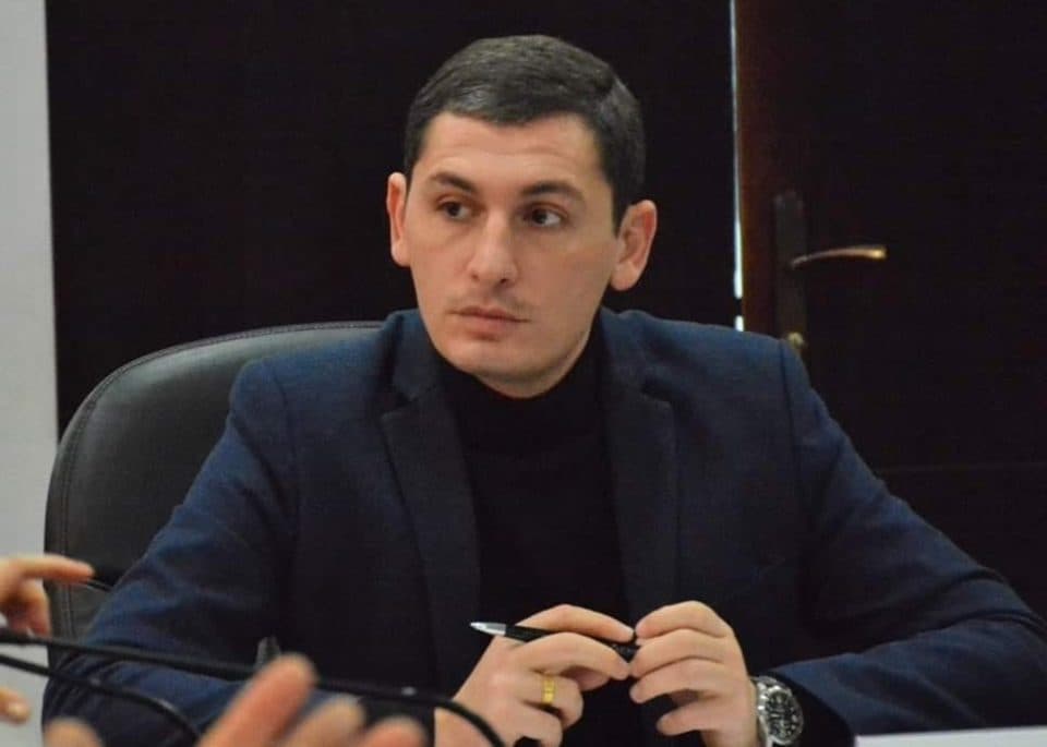 ოთარ ქადარია გახარიას პარტიის ზუგდიდელ წევრებს: დადექით მელიასთან, გვარამიასთან და მიშასთან…