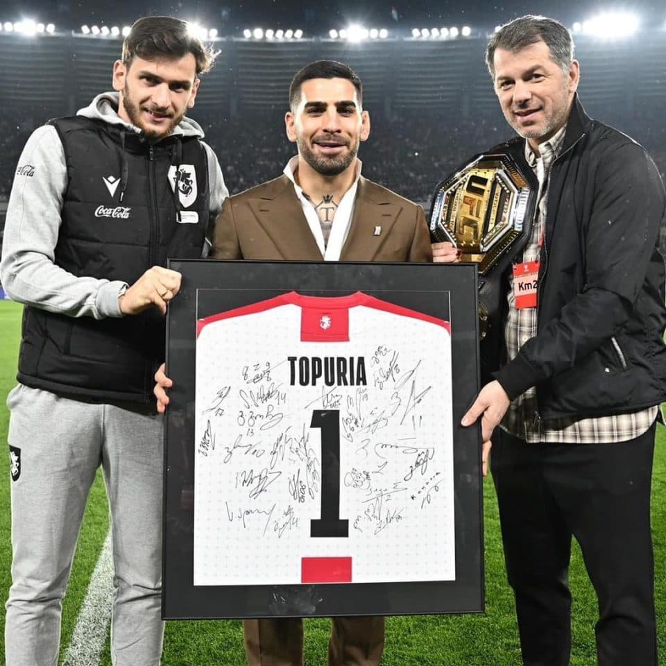 ილია თოფურიამ საქართველო-ლუქსემბურგის მატჩის წინ საჩემპიონო ქამარი წარადგინა