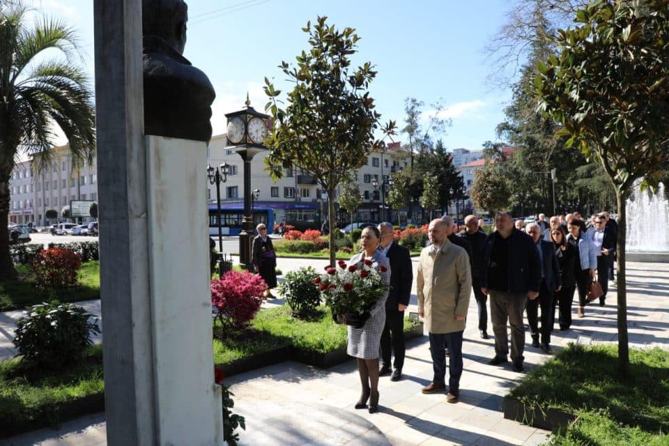 ზუგდიდში ხელისუფლების წარმომადგენლებმა ზვიად გამსახურდიას ბიუსტს პატივი მიაგეს
