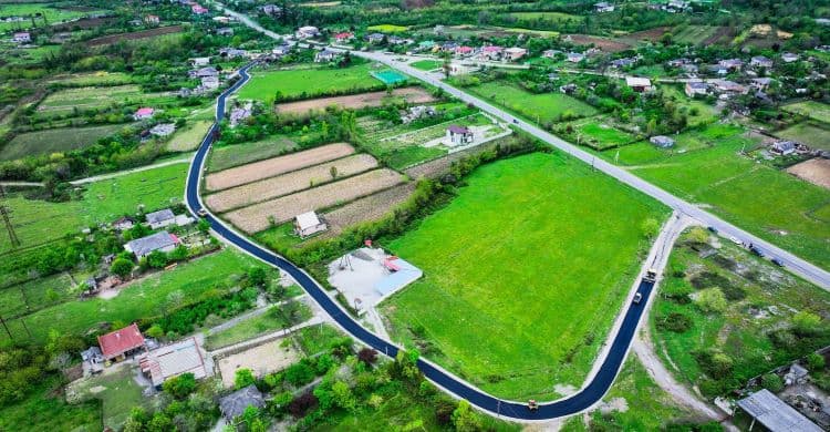 სენაკში შხეფის უბანში გზის ასფალტირების სამუშაოები მიმდინარეობს - image 6