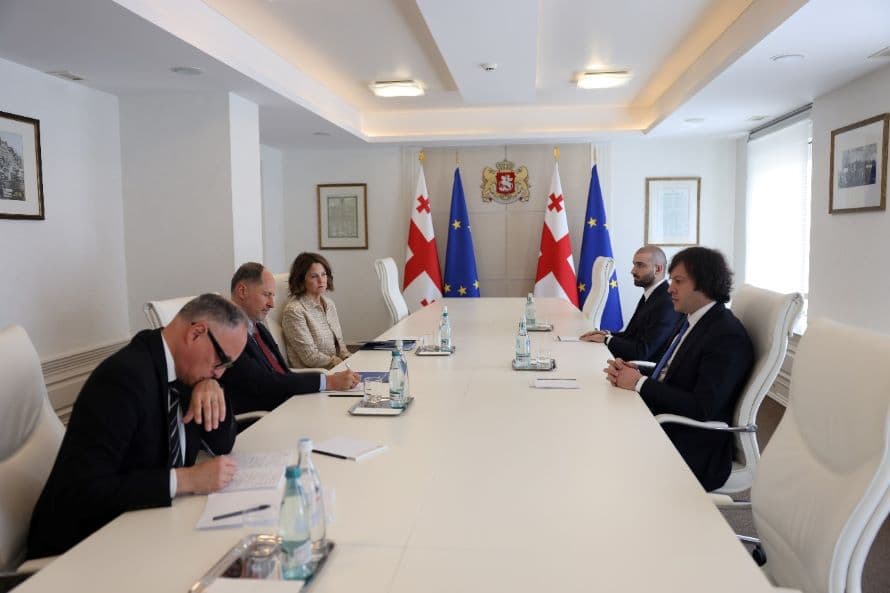 პრემიერი გამჭირვალობის კანონთან დაკავშირებით ელჩებს შეხვდა