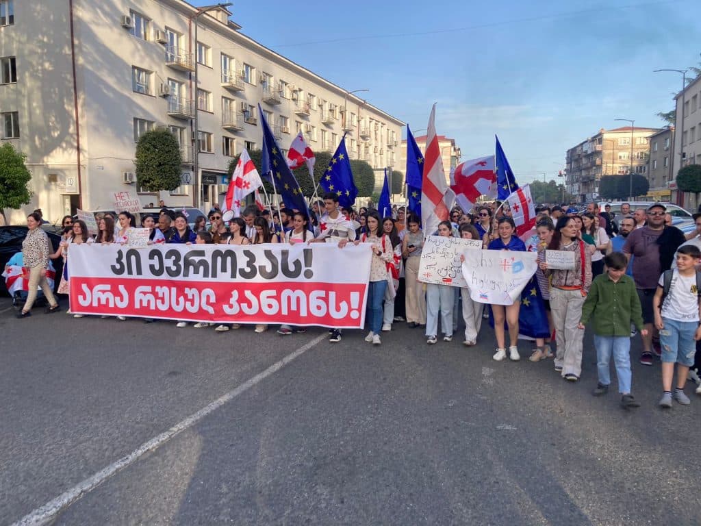 „უცხოური გავლენის გამჭვირვალობის შესახებ“ კანონპროექტი ზუგდიდში გააპროტესტეს - image 3