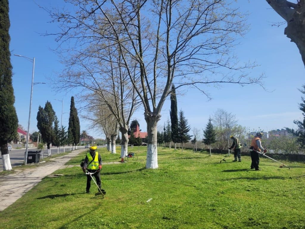 ფოთის მუნიციპალური სერვისების ცენტრი ქალაქის მასშტაბით სხვადასხვა სამუშაოებს ახორციელებს - image 2