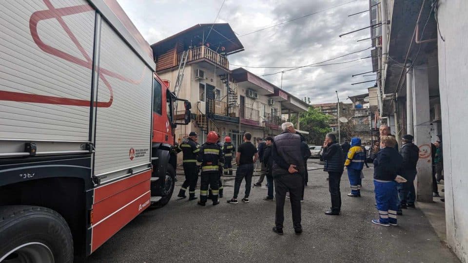 ზუგდიდის ცენტრში საცხოვრებელ ბინას ცეცხლი გაუჩნდა