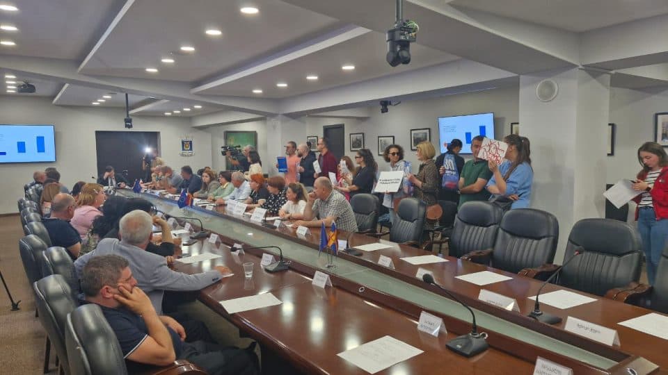 სიტყვიერი დაპირისპირება და ხმაური ზუგდიდის საკრებულოში