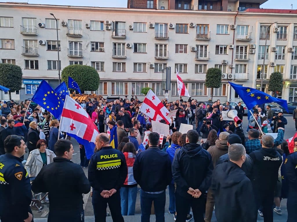 ,,უცხოური გავლენის გამჭვირვალობის შესახებ“ კანონპროექტი ზუგდიდშიც გააპროტესტეს - image 2