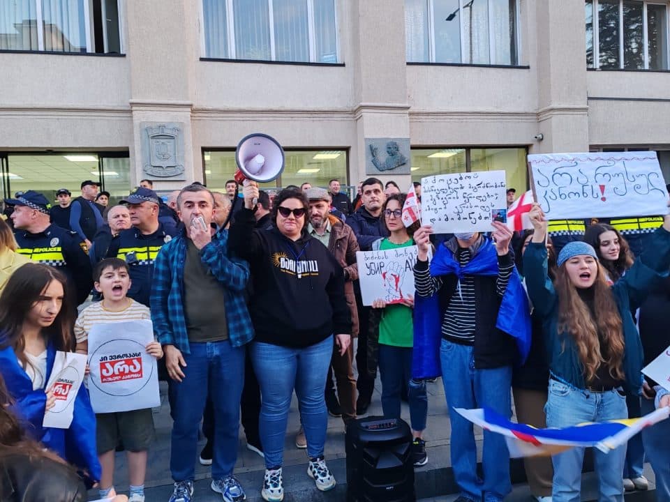 ,,უცხოური გავლენის გამჭვირვალობის შესახებ“ კანონპროექტი ზუგდიდშიც გააპროტესტეს