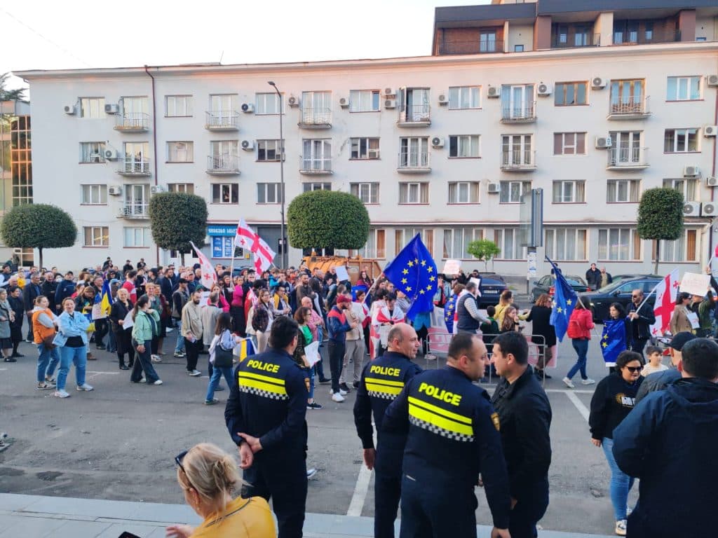 ,,უცხოური გავლენის გამჭვირვალობის შესახებ“ კანონპროექტი ზუგდიდშიც გააპროტესტეს - image 3