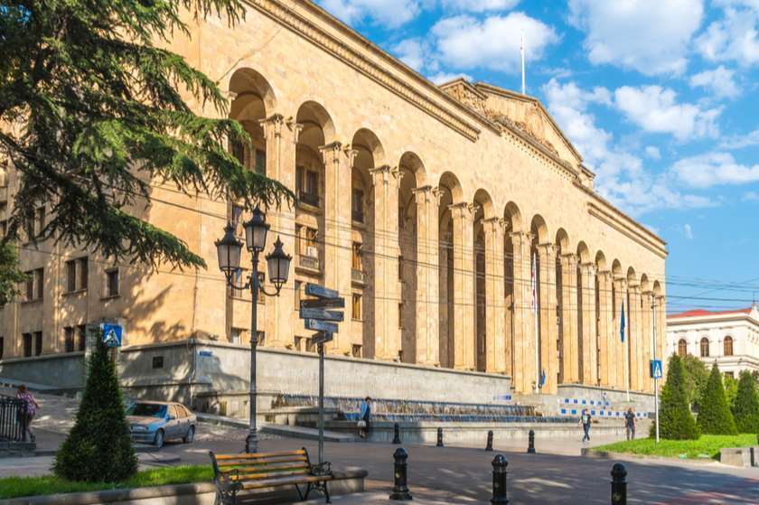 პარლამენტი დღეს „ოჯახურ ღირებულებათა და არასრულწლოვანთა უფლებების“ დაცვის შესახებ კანონპროექტს მესამე მოსმენით განიხილავს