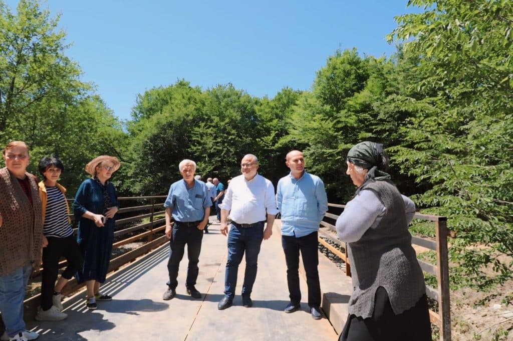 სოფელ შამადელაში სტიქიით დაზიანებული საფეხმევლო ხიდის ნაცვლად საავტომობილო ხიდი მოეწყო - image 4