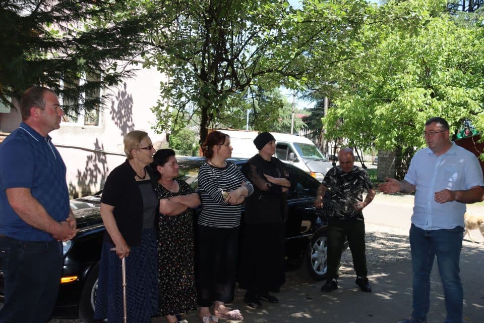 ჩხოროწყუში მრავალბინიანი საცხოვრებელი კორპუსების გადახურვა მიმდინარეობს