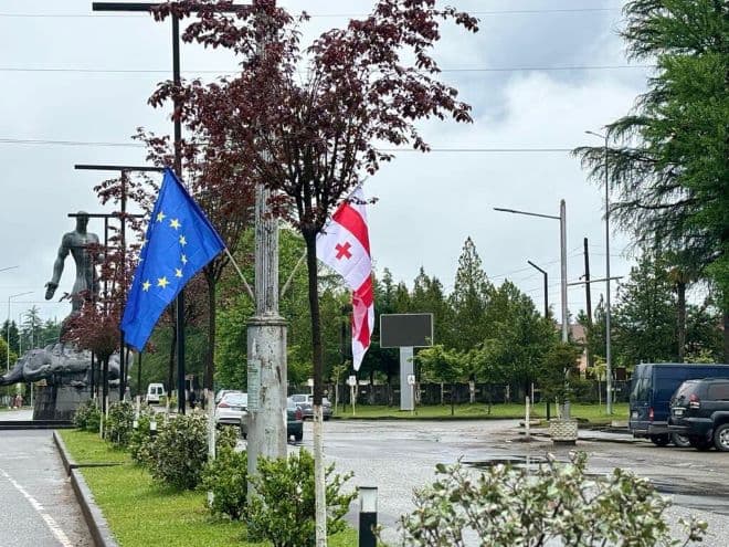 ევროკავშირის დღესთან დაკავშირებით სამეგრელო-ზემო სვანეთის მუნიციპალიტეტები საქართველოს და ევროპის დროშებით მოირთო - image 3