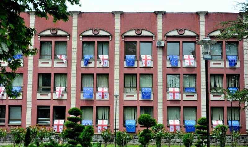 ევროკავშირის დღესთან დაკავშირებით სამეგრელო-ზემო სვანეთის მუნიციპალიტეტები საქართველოს და ევროპის დროშებით მოირთო